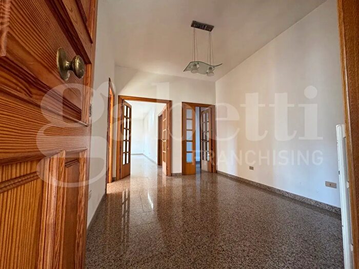 Appartamento con 10 locali in vendita in Via Manzoni, Galatone