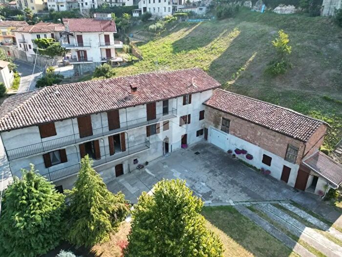 Casa con 6 locali in vendita in Via Roma, Novello