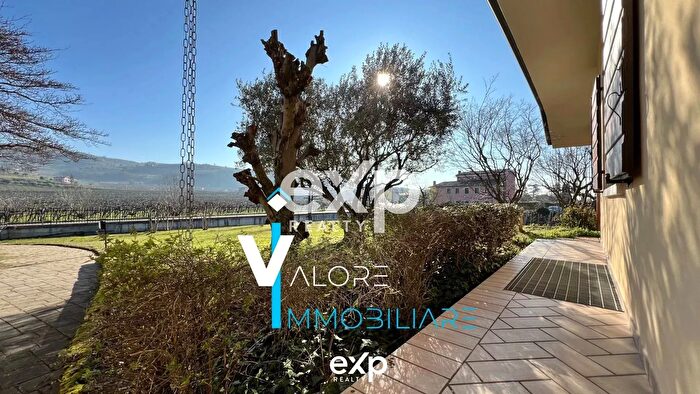 Casa con 6 locali in vendita in Soave