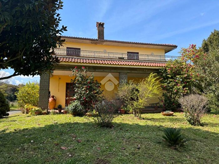 Casa quadrilocale in vendita in Via Del Dattero, Bracciano