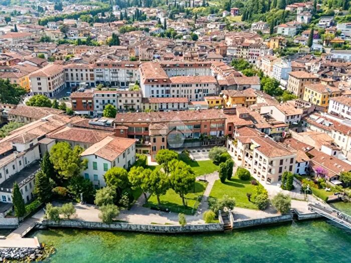 Appartamento trilocale in vendita in Piazza Sergio Bresciani, Salo'