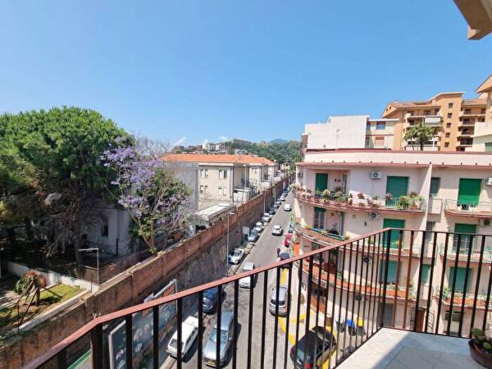 Appartamento con 5 locali in vendita in Piazza Francesco Trombetta, Messina