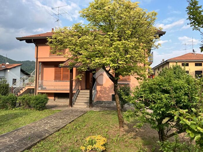 Casa quadrilocale in vendita in Via Cantù, Imbersago