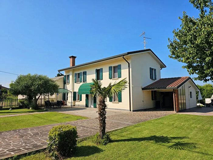 Casa quadrilocale in vendita in Via Oppi, Borgo Veneto