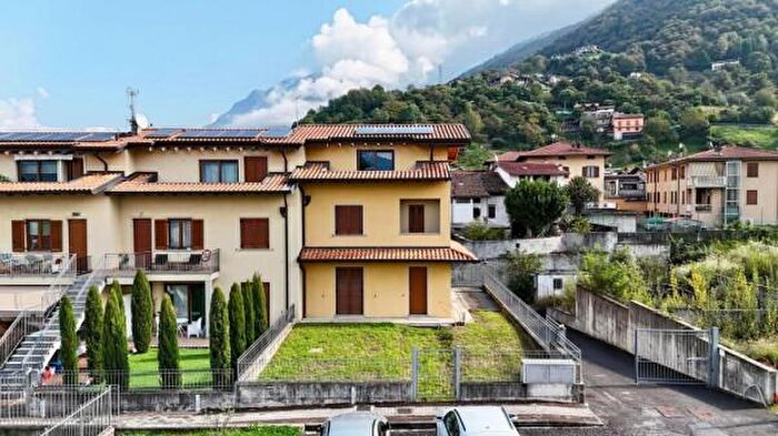 Casa quadrilocale in vendita in Piazza Courcelles, Artogne