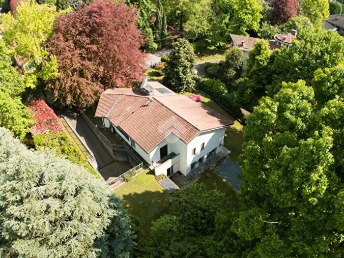 Casa con 5 locali in vendita in Via Umberto Giordano, Tradate