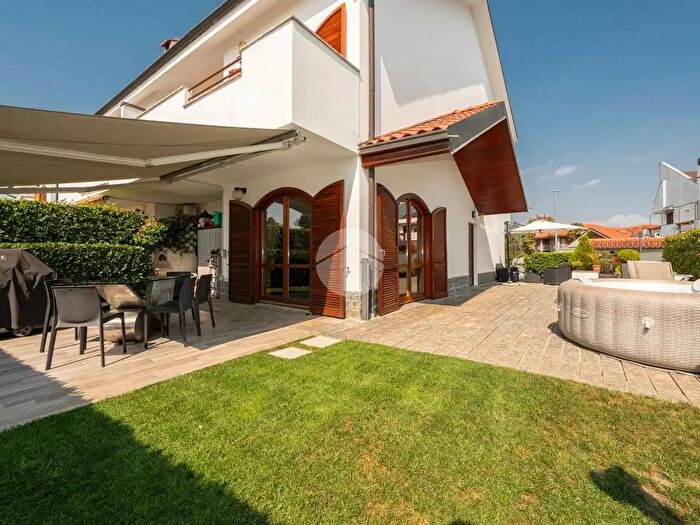 Casa con 6 locali in vendita in Via Alessandro Lamarmora, San Gillio