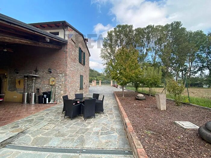 Casa con 6 locali in vendita in Case Sparse Montagnano Snc, Castell'Arquato