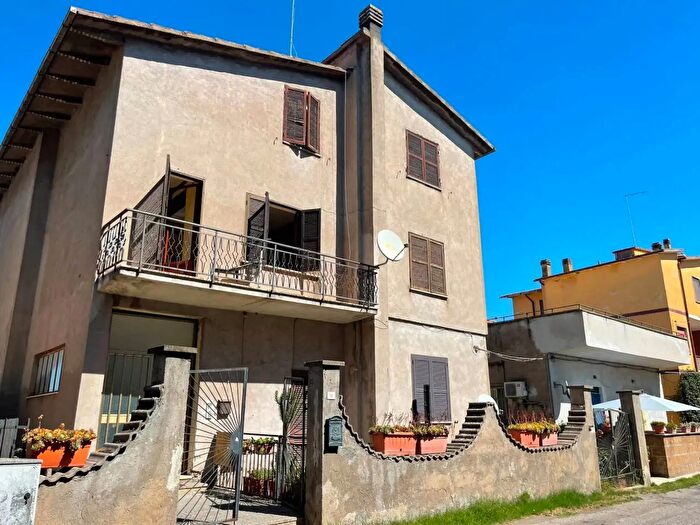 Appartamento quadrilocale in vendita in Via Gabriele d'Annunzio, Corchiano