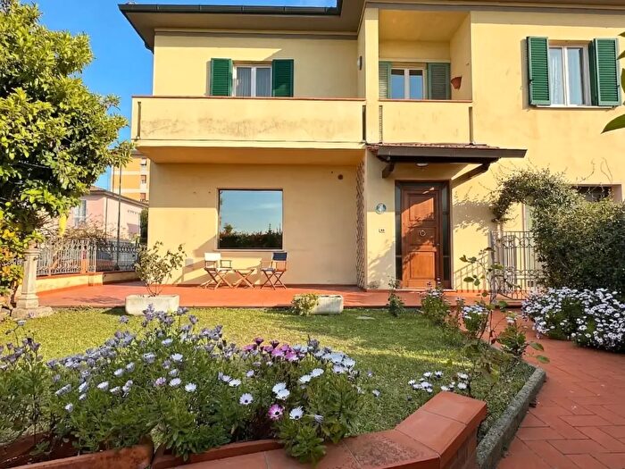 Casa con 7 locali in vendita in Ponsacco