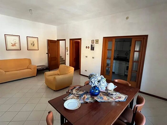 Appartamento con 7 locali in vendita in Suzzara