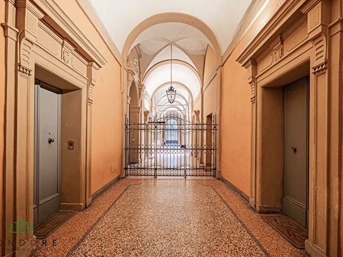 Appartamento con 6 locali in vendita in Via Castiglione, Bologna