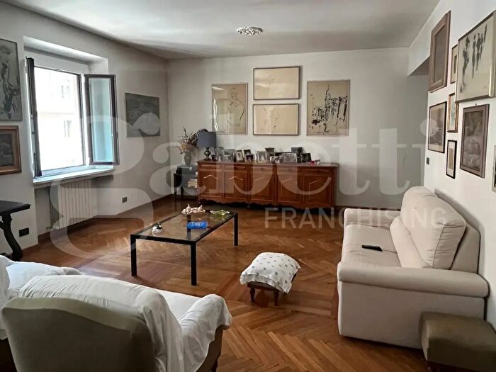 Appartamento quadrilocale in vendita in Via Francesco Petrarca, Milano