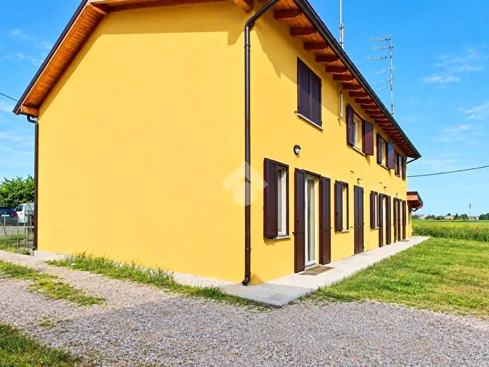 Casa trilocale in vendita in Via Valle, Galliera
