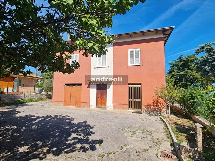 Casa con 7 locali in vendita in San Marcello
