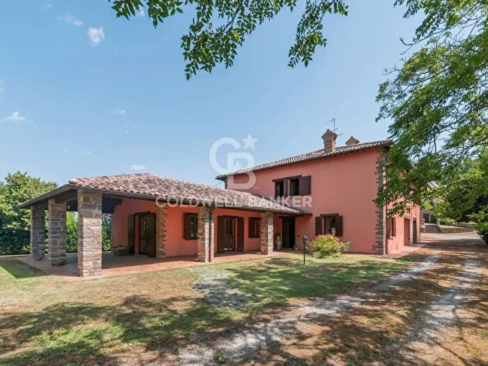 Casa con 8 locali in vendita in Via San Donnino, Peglio