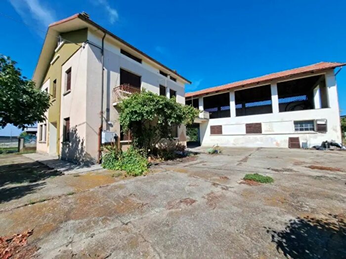 Casa con 6 locali in vendita in Via Rabaiot, Lagnasco