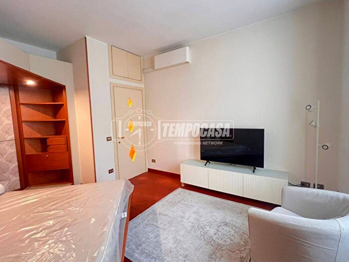 Appartamento trilocale in affitto in Viale Monte Grappa, Porta Nuova, Milano