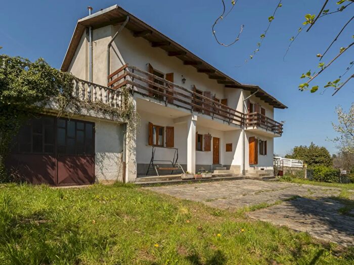 Casa con 8 locali in vendita in Via Momeano, Barge