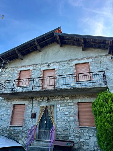 Casa quadrilocale in vendita in Strada del Groppo Sovrano, Monchio Delle Corti