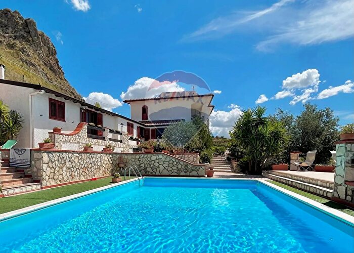 Casa con 11 locali in vendita in Contrada San Matteo Snc, Bivona