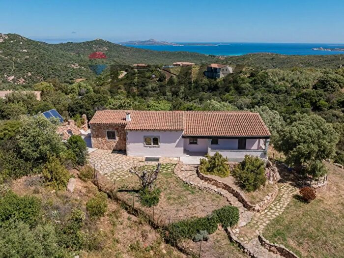 Casa con 10 locali in vendita in Via Liccia Suara Cannigione, Arzachena