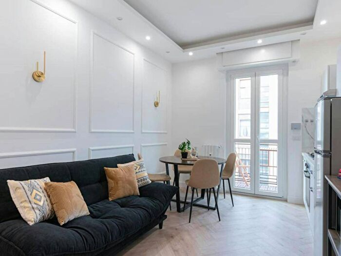 Appartamento trilocale in affitto in Via Valassina, Dergano, Milano