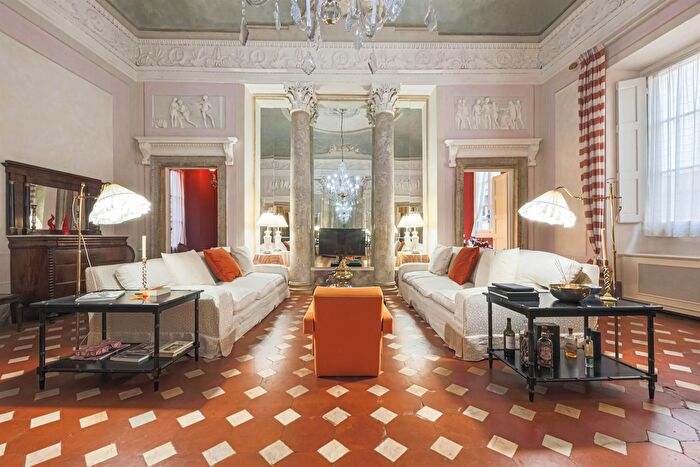 Appartamento con 8 locali in vendita in Firenze