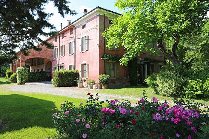 Casa con 20 locali in vendita in Via Gedeone Ferrarini, Parma