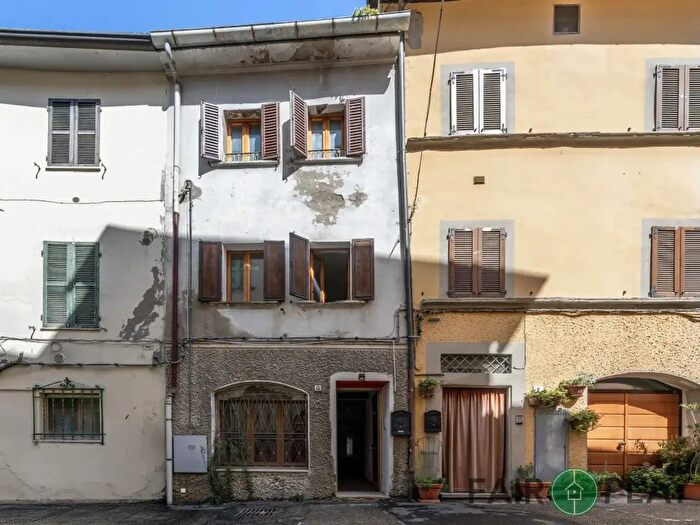 Casa quadrilocale in vendita in Via Giuseppe Garibaldi, Dovadola