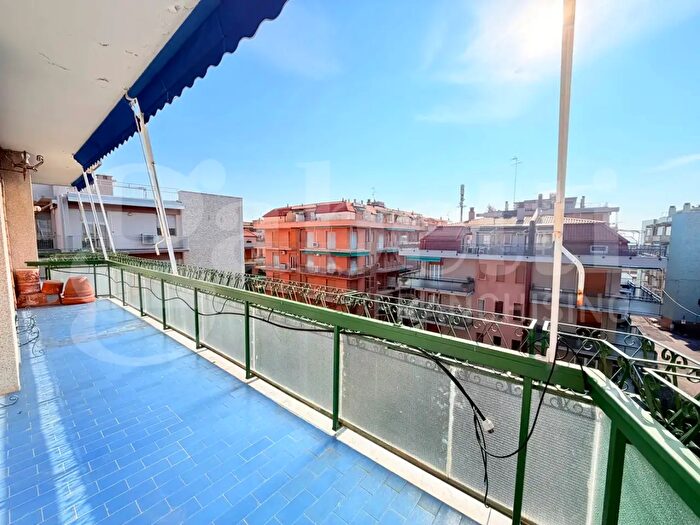 Appartamento con 6 locali in vendita in Via Venezia, Loano
