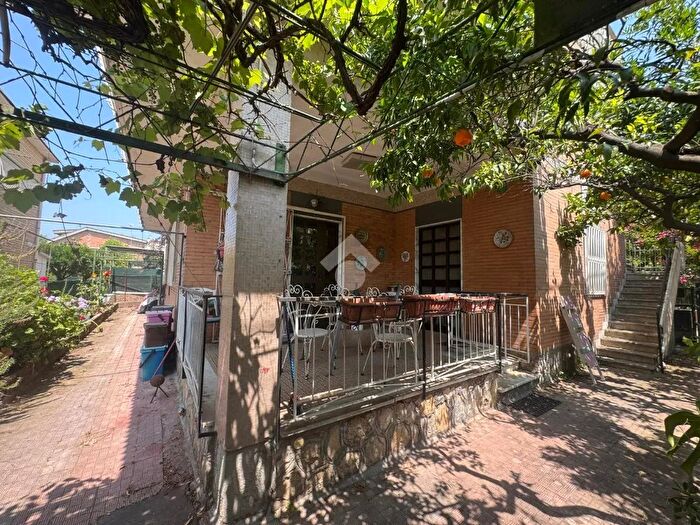 Casa con 6 locali in vendita in Via Olivella, Minturno