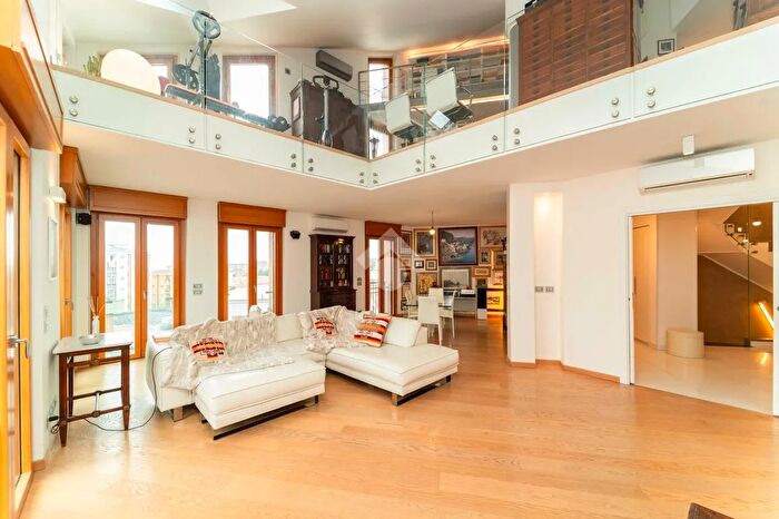 Appartamento con 8 locali in vendita in Piazza Giacomo Matteotti, Grugliasco