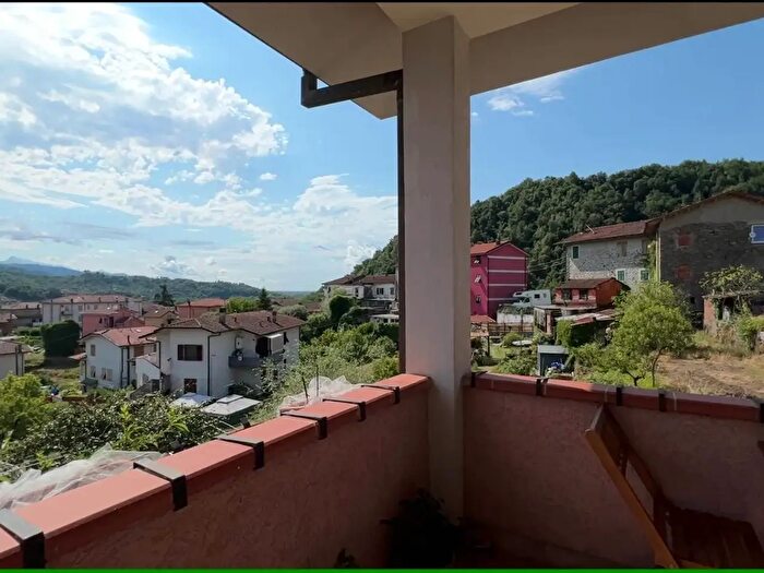 Casa con 5 locali in vendita in Follo