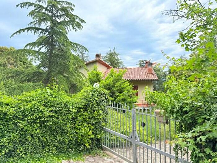 Casa con 6 locali in vendita in Semproniano