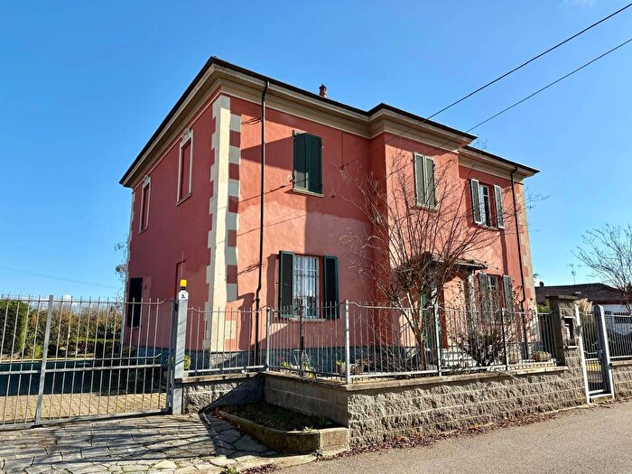 Casa con 8 locali in vendita in Via Nazario Sauro, Frugarolo