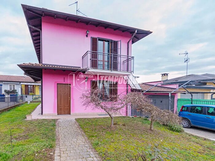 Casa quadrilocale in vendita in Via Valle, Dorno