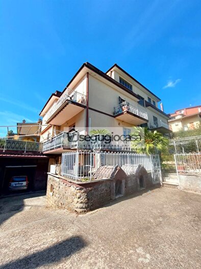 Appartamento trilocale in vendita in Roma