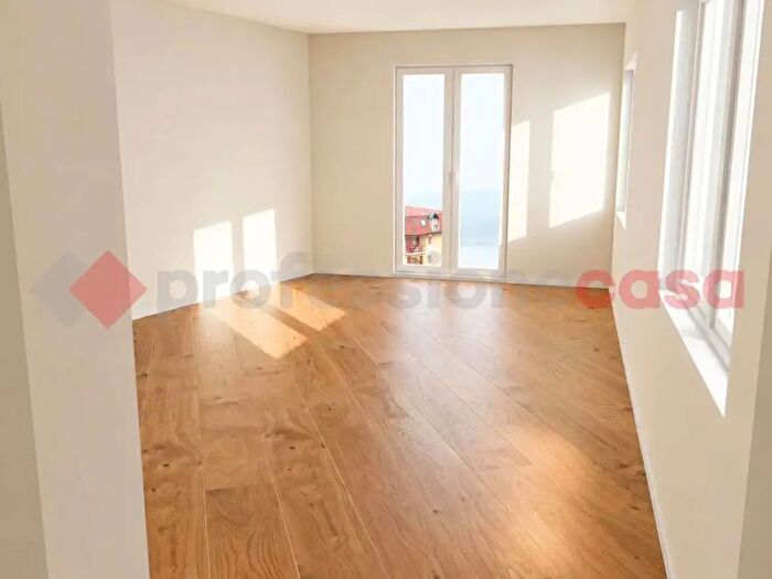 Appartamento trilocale in vendita in Via Bertoletti, Nebbiuno
