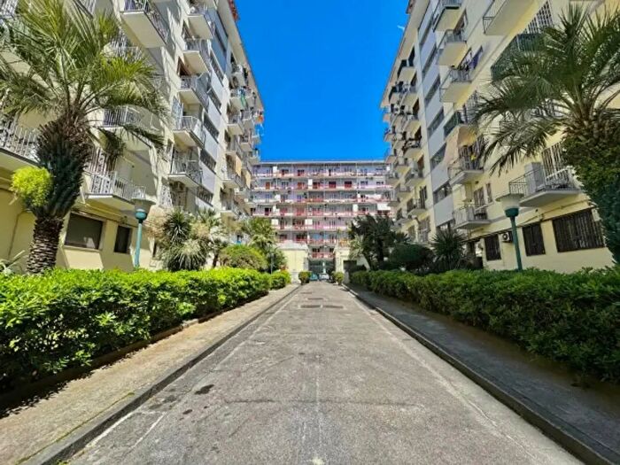 Appartamento quadrilocale in vendita in Piazza Quattro Giornate, Napoli