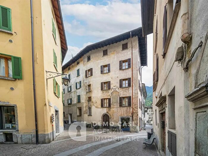 Appartamento con 6 locali in vendita in Via S Bartolomeo, Chiavenna