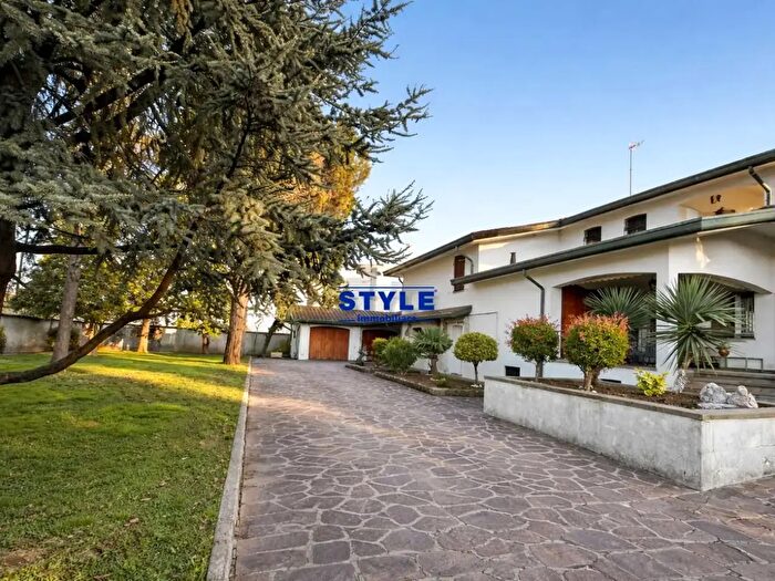 Casa con 13 locali in vendita in Pianiga