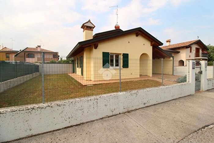 Casa trilocale in vendita in Via Viola, Santa Maria La Longa