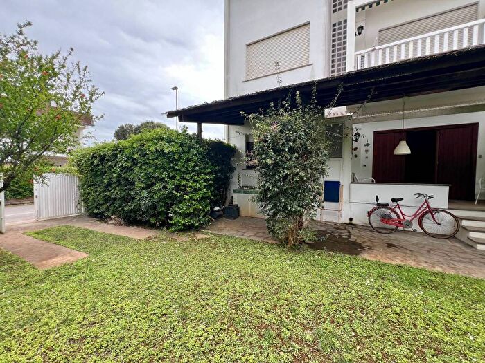 Casa trilocale in affitto in Via Ceriale, Fregene, Fiumicino