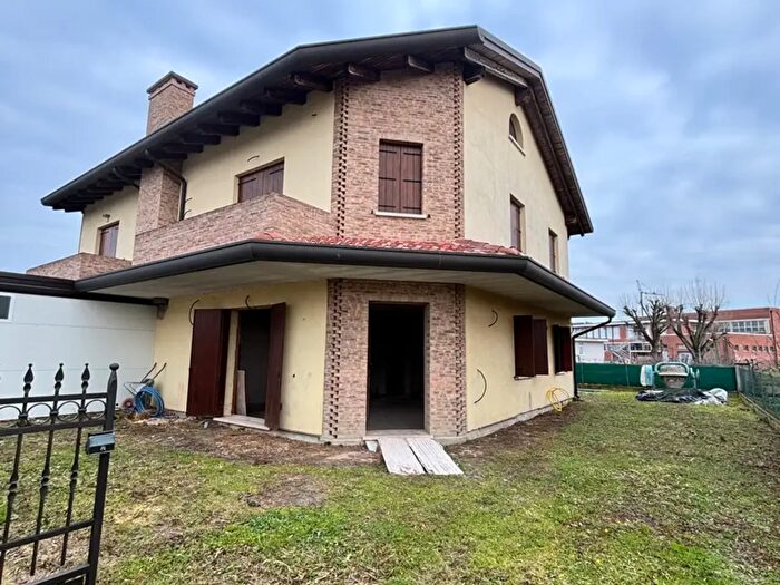 Casa con 5 locali in vendita in Via JLennon, Lusia