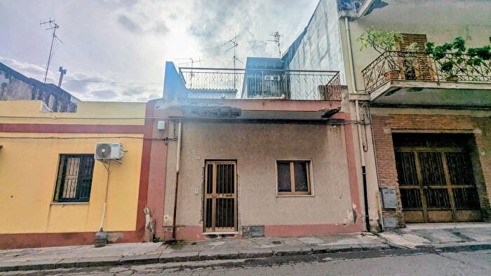 Casa bilocale in vendita in Via Garibaldi, Calatabiano