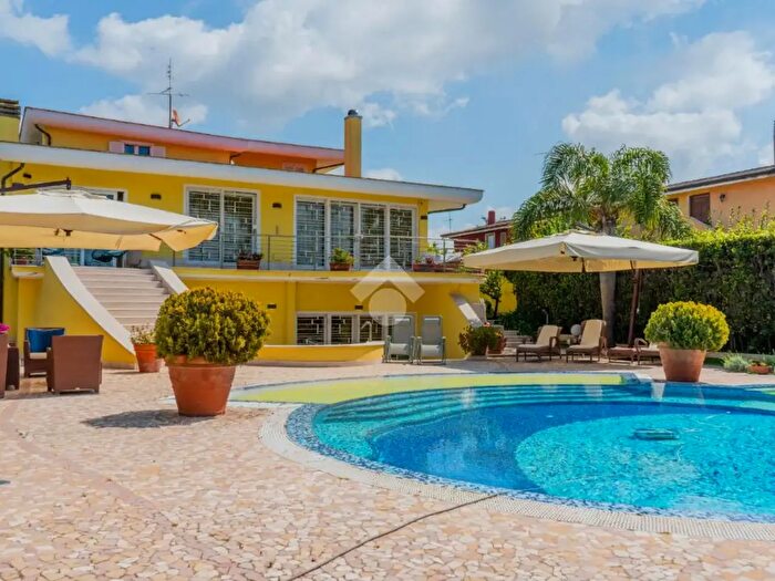 Casa con 9 locali in vendita in Via Toce, Ardea
