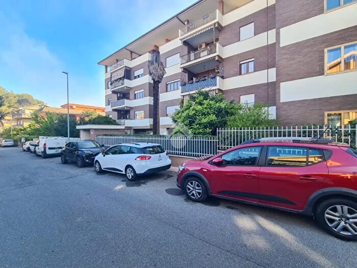 Appartamento trilocale in vendita in Via Domenico Berti, Roma