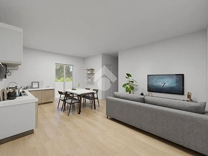 Appartamento trilocale in vendita in Via Placanica, Roma