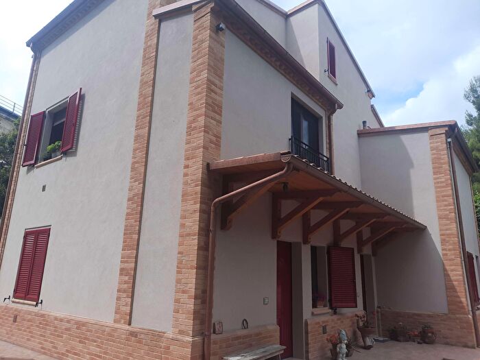 Casa con 8 locali in vendita in Macerata